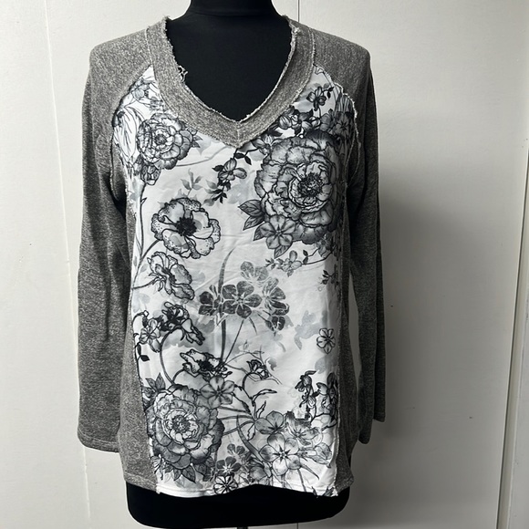 NWT Print front loose sweatshirt top. - Picture 1 of 6